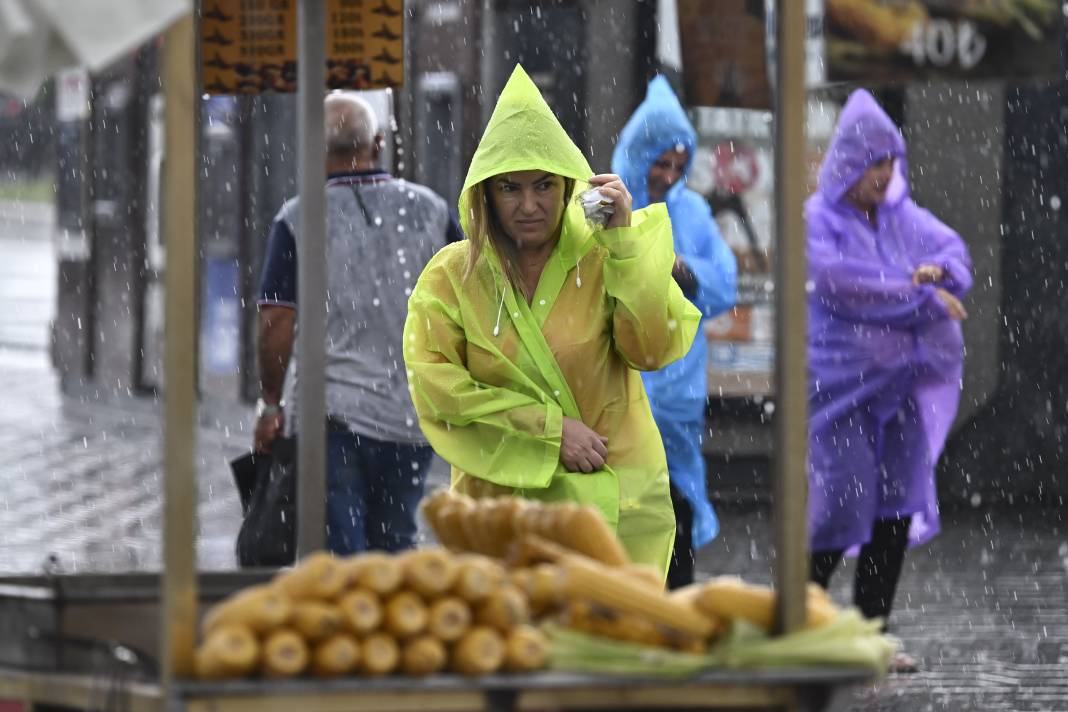 İstanbul'da sağanak hayatı felç etti! Araçlar sular altında kaldı 11